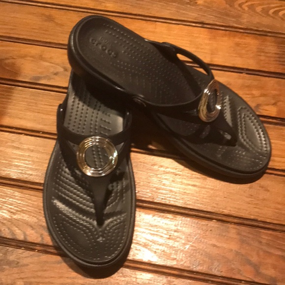 crocs sanrah metal block sandal